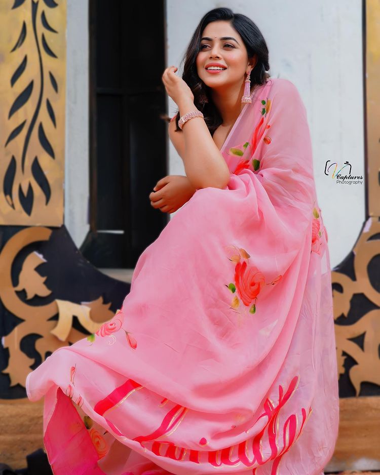 1_shamna-kasim-poorna-new-photos-in-light-pink-colour-saree