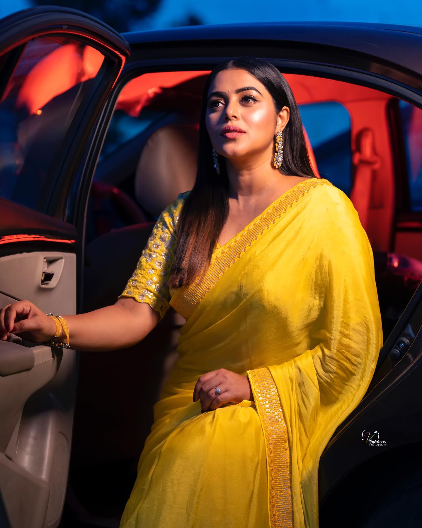 actress-poorna-in-yellow-saree-photos-001