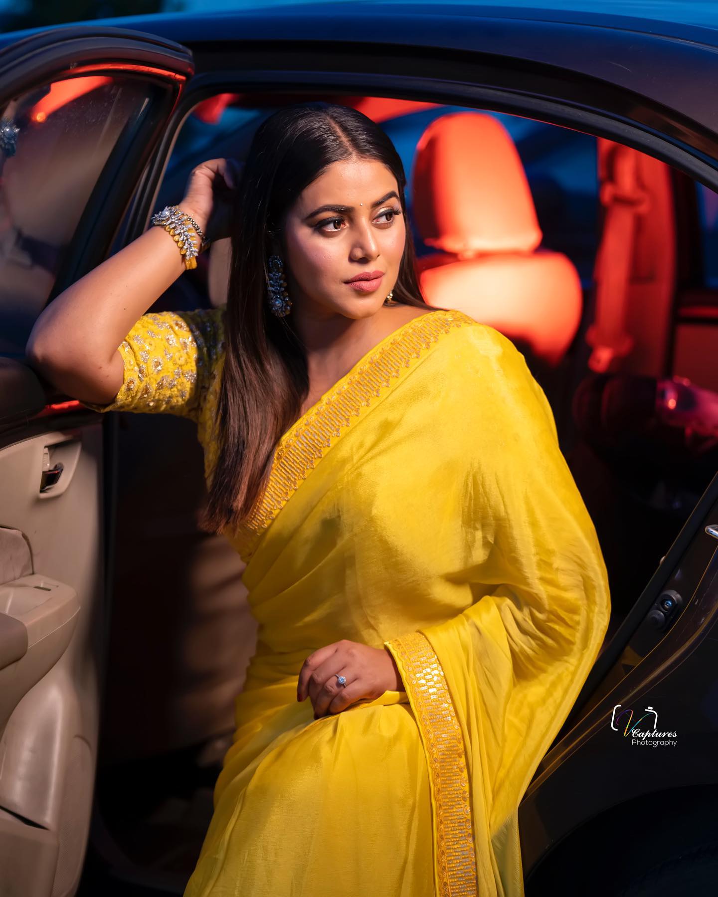 actress-poorna-in-yellow-saree-photos-006