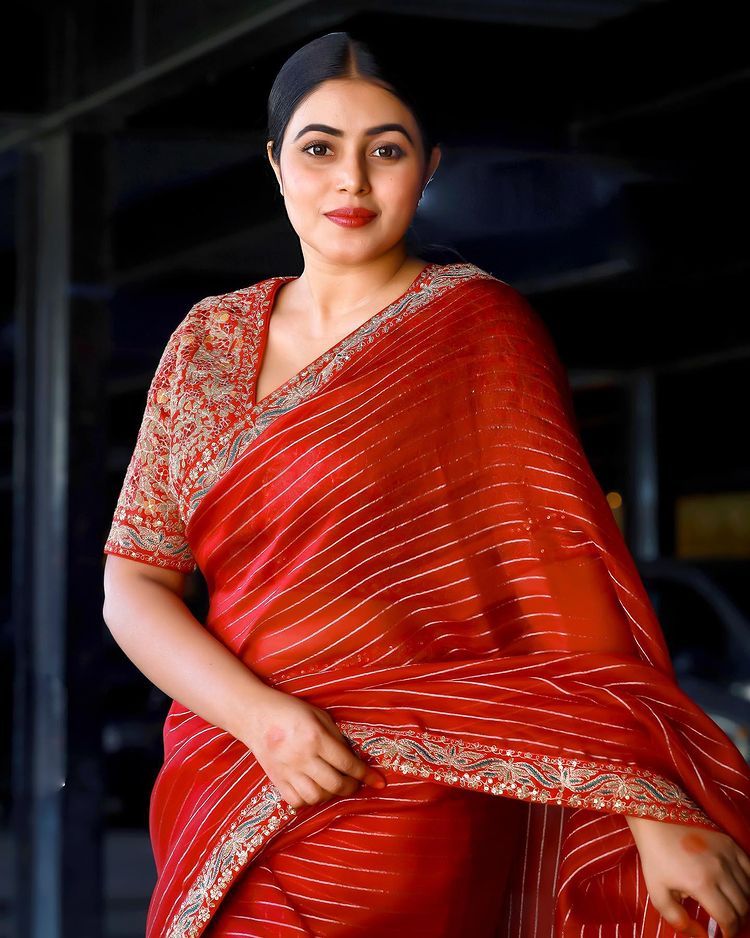 actress-poorna-latest-photos-in-red-colour-saree-008