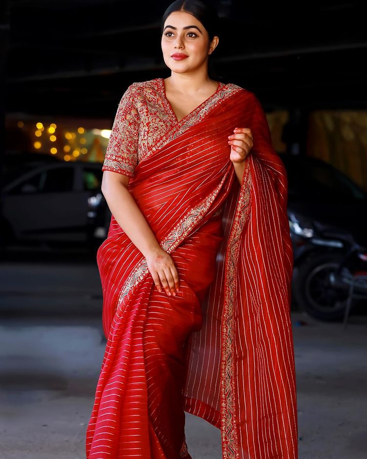 actress-poorna-latest-photos-in-red-colour-saree-009