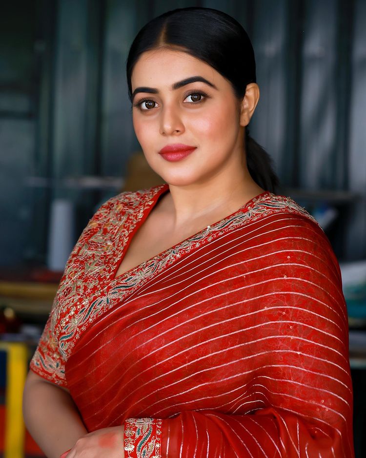 actress-poorna-latest-photos-in-red-colour-saree-011