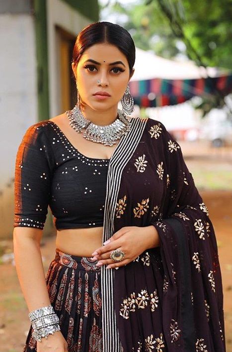actress shamna kasim latest images in black dress-002