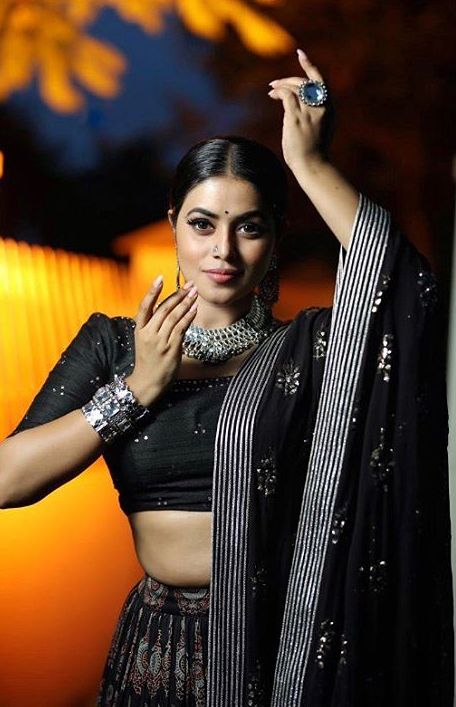 actress shamna kasim latest images in black dress-003