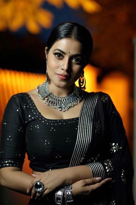 actress shamna kasim latest images in black dress-004