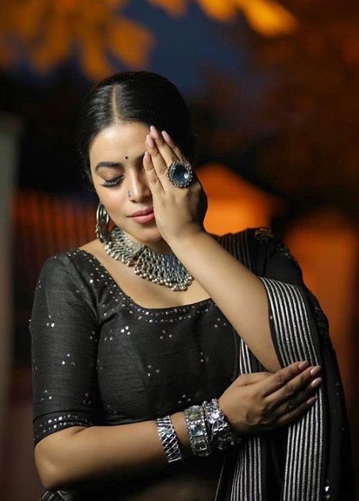 actress shamna kasim latest images in black dress-005