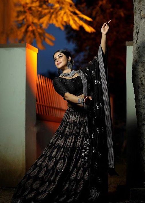 actress shamna kasim latest images in black dress-006