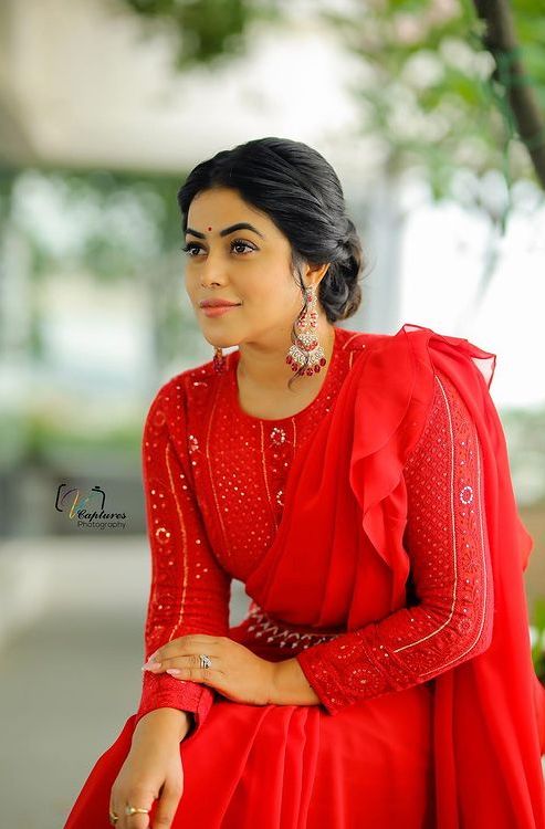actress-shamna-kasim-new-photos-in-red-dress-02