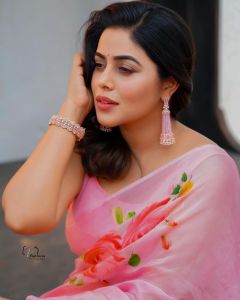 1_shamna-kasim-poorna-new-photos-in-light-pink-colour-saree-002