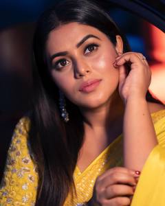 actress-poorna-in-yellow-saree-photos-008