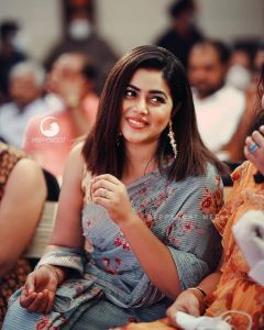 actress-poorna-latest-photos-in-red-colour-saree-003