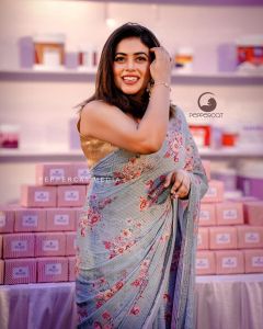 actress-poorna-latest-photos-in-red-colour-saree-004