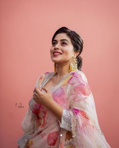 actress-poorna-new-photos-in-saree-004