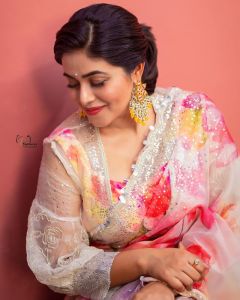 actress-poorna-new-photos-in-saree-005