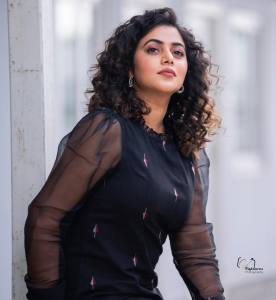 shamna-kasim-black-short-dress-photos-003