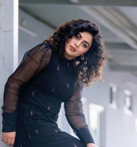 shamna-kasim-black-short-dress-photos-004