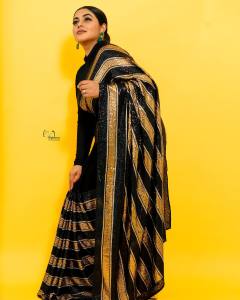 shamna-kasim-in-black-saree-photoshoot-006