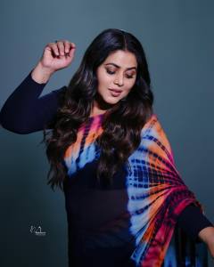 shamna-kasim-in-black-saree-with-multicolor-border-design-photos-002
