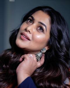 shamna-kasim-in-black-saree-with-multicolor-border-design-photos-004