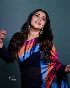 shamna-kasim-in-black-saree-with-multicolor-border-design-photos-008