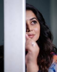 shamna-kasim-in-black-saree-with-multicolor-border-design-photos