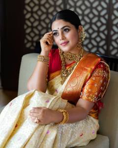 shamna-kasim-in-bridal-look-photos