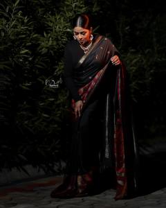 shamna-kasim-in-full-black-saree-photos-001