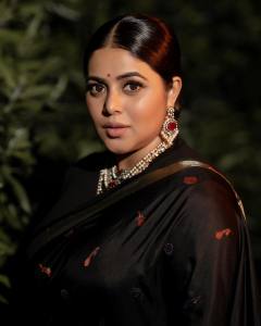 shamna-kasim-in-full-black-saree-photos-004