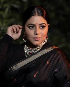 shamna-kasim-in-full-black-saree-photos