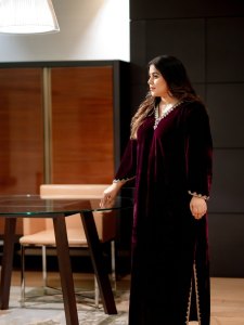 shamna-kasim-in-full-length-deep-plum-or-burgundy-velvet-kaftan-or-long-kurta-silhouette-design-photos-001