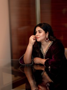 shamna-kasim-in-full-length-deep-plum-or-burgundy-velvet-kaftan-or-long-kurta-silhouette-design-photos-002