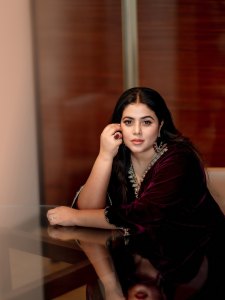 shamna-kasim-in-full-length-deep-plum-or-burgundy-velvet-kaftan-or-long-kurta-silhouette-design-photos-003