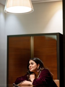 shamna-kasim-in-full-length-deep-plum-or-burgundy-velvet-kaftan-or-long-kurta-silhouette-design-photos-004
