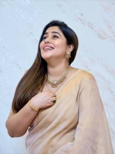 shamna-kasim-in-kerala-saree-with-simple-makeup-look-photos-009