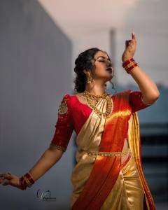shamna-kasim-in-pattusaree-with-red-blouse-001