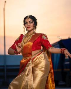 shamna-kasim-in-pattusaree-with-red-blouse-003