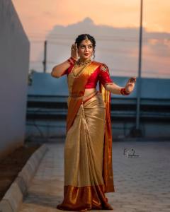 shamna-kasim-in-pattusaree-with-red-blouse