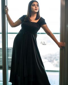shamna-kasim-new-photos-in-black-gown-with-simple-makeup
