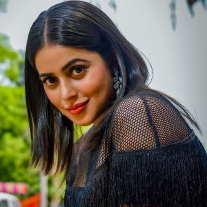 shamna-kasim-new-photos-in-black-skirt-001