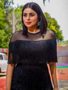 shamna-kasim-new-photos-in-black-skirt-005