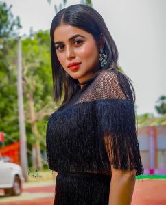 shamna-kasim-new-photos-in-black-skirt