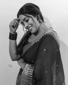 shamna-kasim-new-photos-in-blue-saree-2022-004