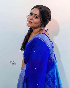 shamna-kasim-new-photos-in-blue-saree-2022-008