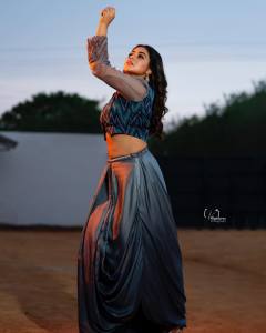 shamna-kasim-new-photoshoot-in-peacock-blue-dress-001