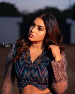 shamna-kasim-new-photoshoot-in-peacock-blue-dress-002