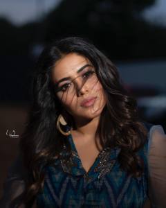 shamna-kasim-new-photoshoot-in-peacock-blue-dress-003