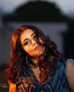 shamna-kasim-new-photoshoot-in-peacock-blue-dress-005