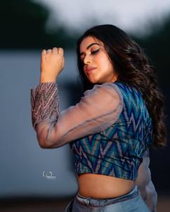 shamna-kasim-new-photoshoot-in-peacock-blue-dress-006