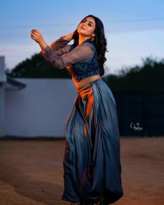 shamna-kasim-new-photoshoot-in-peacock-blue-dress-007
