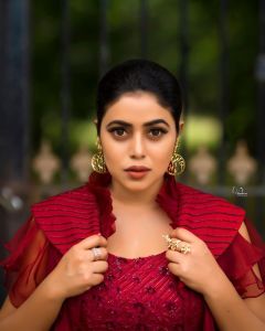 shamna-kasim-viral-photos-in-red-saree-002